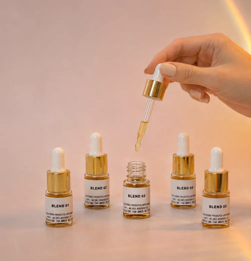 Mão pingando uma gota de essência no frasco Blend 03, entre outros blends da SouTerra